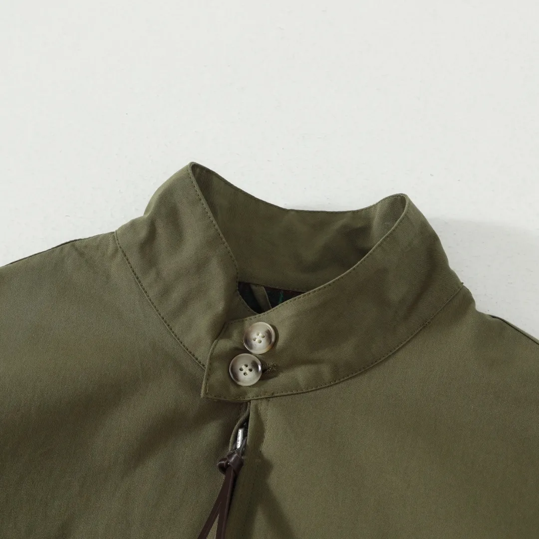 P350 #R23 Ralph Lauren polo white lily contract men's and women's old money style old cadre stand collar workwear Harrington jacket item number RL12020 The fabric has a double-layer shin feel and is full of weight! It's not as heavy as a regular jacket, and the ordinary cotton material feels really different. This one is super comfortable, soft and stylish, and has a green plaid interior that has a retro movie fashion feel! The fit is loose but not baggy. The size is just right and not too picky. The dropped shoulder design modifies the shoulder shape without making it look bulky. This silhouette is a style that will never go out of style after being worn for a long time. The upper body is also very durable and recognizable. The loose and reasonable fit can be worn by both men and women, making it easy to create a clean and refreshing youthful look. The embroidery on the chest is all German Oman embroidery fiber with original data. The embroidery process is very particular about using Japanese Tajima machines to ensure exquisite three-dimensional embroidery. That is what I said is different from the ones on the market. The workmanship is loose and can be used by boys and girls!! Color: Black Khaki Navy Blue Army Green Light Blue Size: M L XL XXL Length: 68/70/72/74 Bust: 122/126/130/134 Shoulder width: 53/54/55/56 Sleeve length: 65/66/67/68